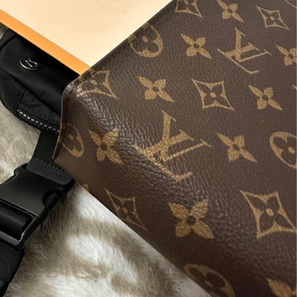 Louis Vuitton LV Toiletry 26 - Picture 4 of 10